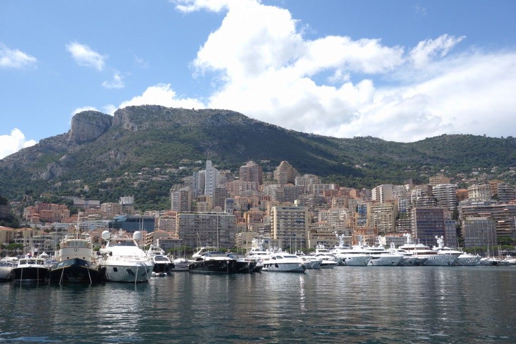 Blick vom Hafen auf Monaco