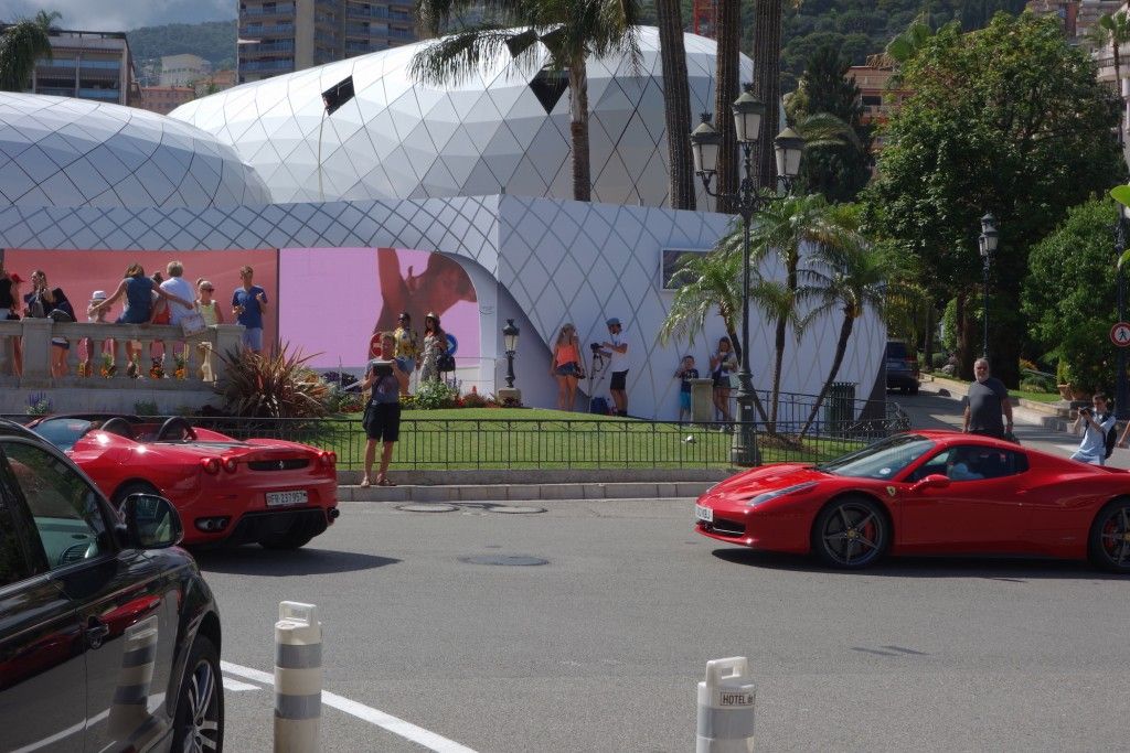 Zwei Ferrari beim Casino Monte Carlo