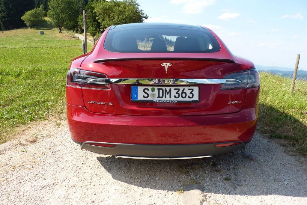 Tesla Model S von hinten 2015