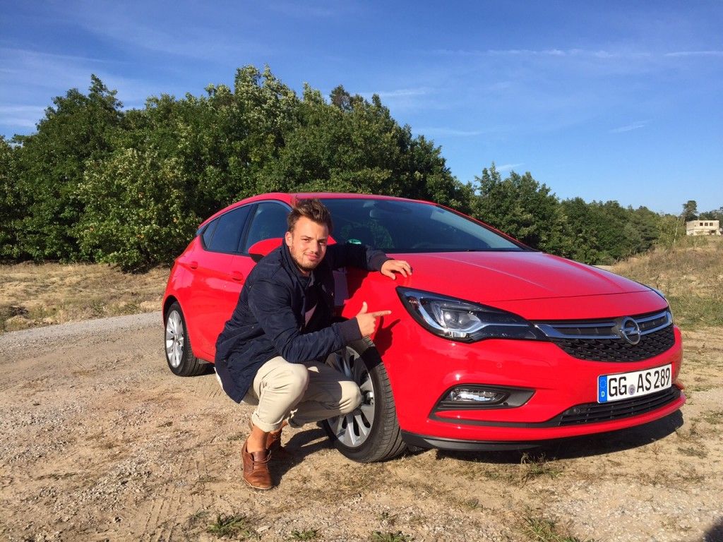 Opel Astra 2015 von der Seite