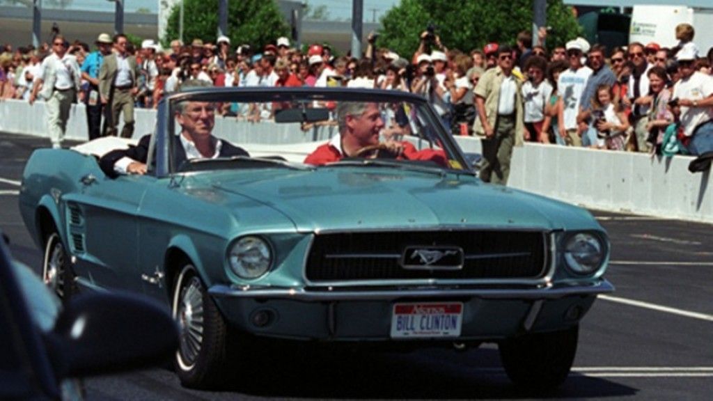 Bill Clinton und sein Ford Mustang Cabrio von 1976