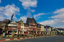 Rot-weiße Bordsteine: Adenau bekennt sich zum Nürburgring 24 der-Autotester