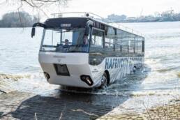 man-amphibienbus