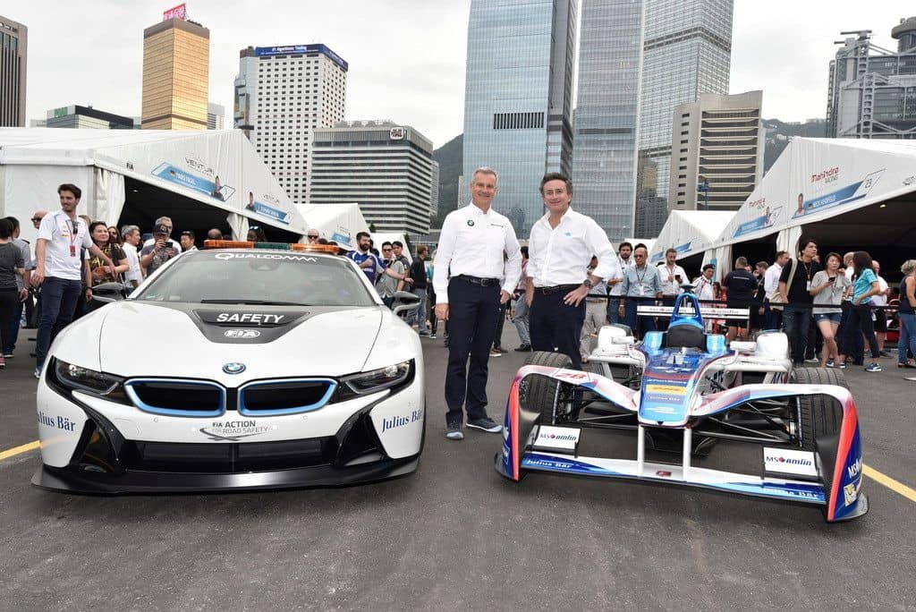 Jens Marquardt, BMW-Motorsportchef, und Alejandro Agag, Leiter der Fomel E, vor dem BMW-i8-Safetycar der Serie und einem Einsatzfahrzeug des Andretti-Teams.