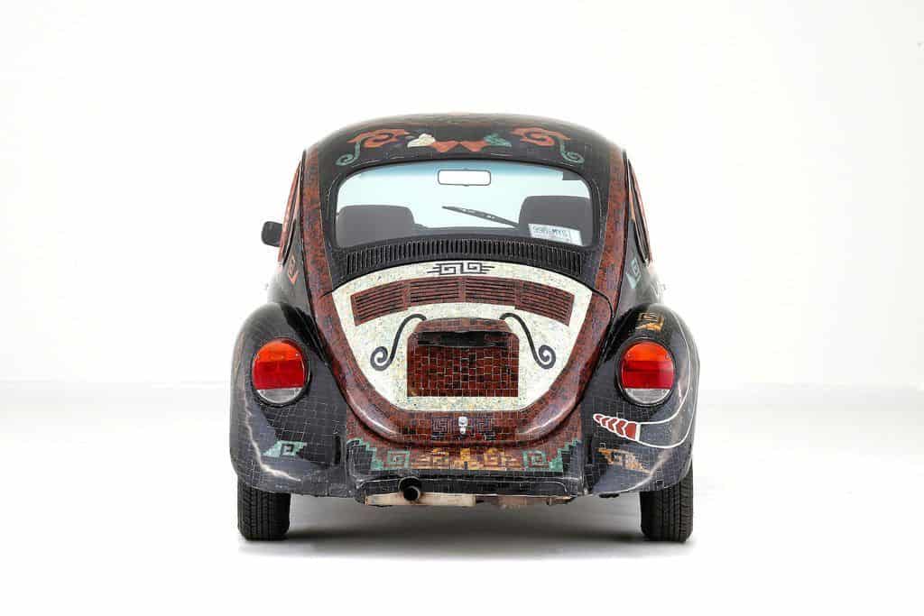 „Vocho Teotihuacano“: Mit über 19 800 Halbedelsteinen verzierter VW Käfer (Baujahr 1994) aus Mexiko.