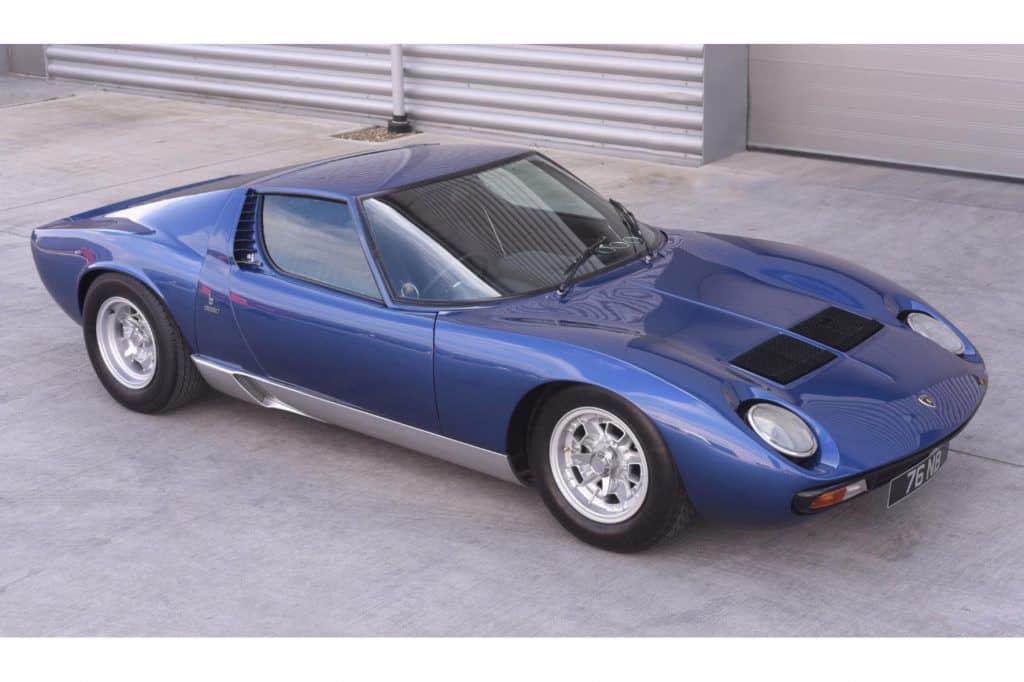 Dieser blaue Lamborghini Miura Baujahr 1971, mit dem einst Sänger Rod Stewart unterwegs war, ist jetzt für umgerechnet eine Million Euro versteigert worden.