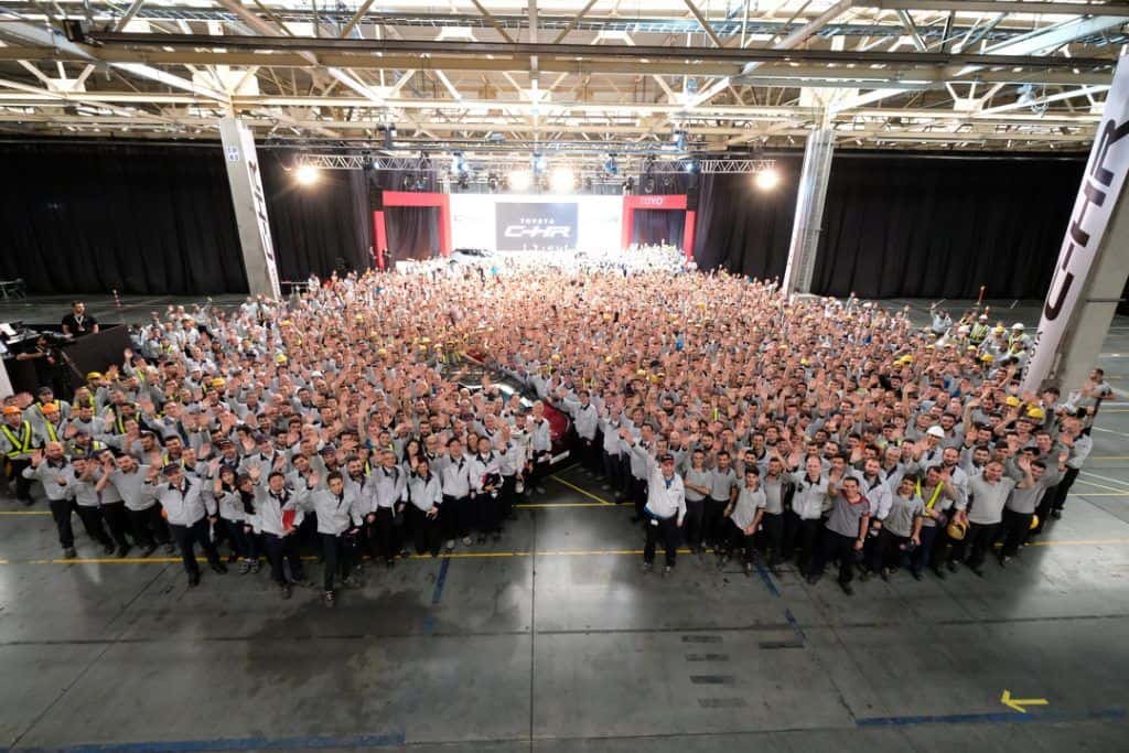 erster-toyota-c-hr-lauft-vom-band-tmmt-c-hr-internal-ceremony-for-employees-group-photo