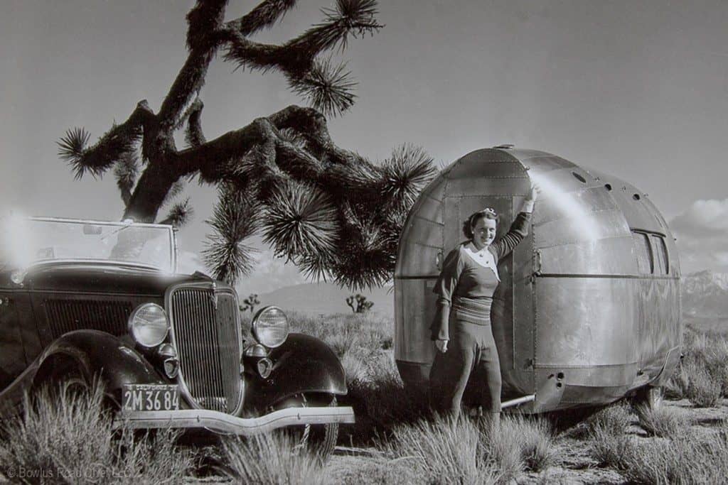 Hawley Bowlus' Ehefrau Ruth mit einem Bowlus im Joshua Tree National Park (1930er-Jahre).