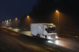 Volvo erprobt ersten Hybrid-Lkw für den Fernverkehr 2 der-Autotester