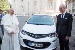 Opel elektrisiert Papst Franziskus 4 der-Autotester