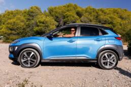 Hyundai bringt Ende des Jahres den überarbeiteten Kona in den Handel. Zu den Neuerungen gehören die verbesserte Konnektivität, ein optimiertes Fahrwerk und die sportliche Ausstattungslinie N Line mit spezifischer Frontpartie sowie 48-Volt-Hybridtechnologie. Im Innenraum ist der neue Konsolenbereich vom Cockpit abgekoppelt, die elektrische Parkbremse schafft Platz für Ablagen zwischen den Vordersitzen. Es gibt eine neue Ambiente-Beleuchtung, neue Sitzbezüge und beheizbare Rücksitze. Auffällig ist die neu gestaltete Front mit den schmalen Hauptscheinwerfern. Auch das Heck wurde geändert. In Summe wächst der Kona um vier Zentimeter. Der Hyundai Kona verfügt künftig über zwei 10,25-Zoll-Bildschirme, die aus einer digitalen Instrumententafel und einem Navigationstouchscreen mit Split-Screen-Funktion. Die Bluelink-Technologie bietet Funktionen wie Verkehrsinformationen in Echtzeit, Informationen über freie Parkplätze oder die Option „Find my Car“. Die Last-Mile-Navigation führt den Weg vom Parkplatz bis zum endgültign Ziel fort. Die Assistenzsysteme wurden verbessert und erweitert. Dazu zählen unter anderem ein Tempomat mit Stop-and-Go-Funktion, der aktive Totwinkelassistent und der Ausstiegsassistent, der beim Öffnen der hinteren Türen vor sich von hinten nähernden Fahrzeugen warnt. Das Motorenangebot startet mit dem 1.0-Liter-T-GDI-Benzinmotor mit 120 PS (88 kW), der auf Wunsch mit 48-Volt-Hybridsystem bestellt werden kann. Darüber rangiert der 1.6-Liter-Dieselmotor mit 136 PS (100 kW) und serienmäßiger 48-Volt-Hybridtechnologie. An der Spitze der Baureihe steht ein weiterentwickelter 1.6-Liter-T-GDI-Motor, der 198 PS (146 kW) leistet. Geschaltet wird über ein Doppelkupplungsgetriebe. Hier und beim Diesel gibt es optional Allradantrieb. Neu ist das Sechs-Gang-Schaltgetriebe mit elektronischer Kupplung, die den Motor in bestimmten Fahrsituationen in den Segelmodus versetzt. Hyundai bietet den überarbeiteten Kona auch als Vollhybrid mit 1,6-Liter-Benziner und 44 PS (32 kW) starkem Elektromotor an. Die Systemleistung beträgt 141 PS (104 kW). Der Kona Elektro folgt später. (ampnet/jri)