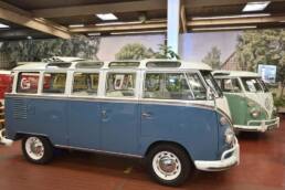 Dauerausstellung „Bulli Klassik Tour“: Zwei VW T1 Sambabus (beide Baujahr 1963).