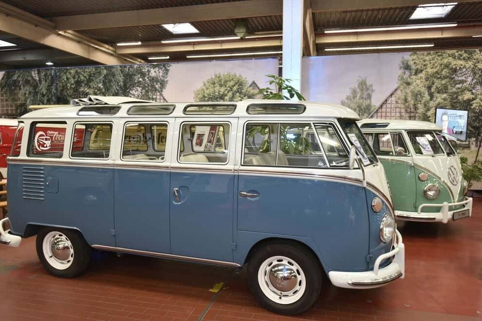 Dauerausstellung „Bulli Klassik Tour“: Zwei VW T1 Sambabus (beide Baujahr 1963).