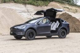 Dank der Spezialbereifung von Delta4x4 hat das Tesla Model X auch auf Kies jede Menge Grip