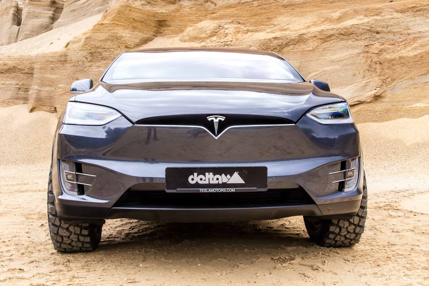 Dank der Spezialbereifung von Delta4x4 hat das Tesla Model X auch auf Kies jede Menge Grip