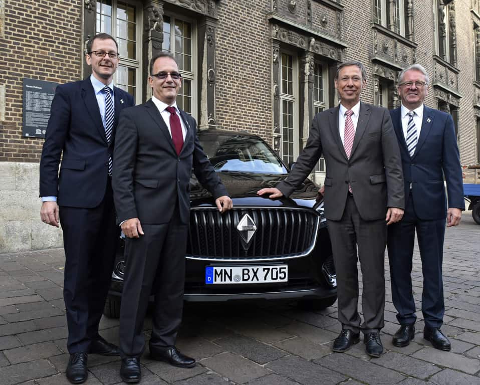 Der Borgward BX7 soll ab 2018 in Bremen produziert werden (v.l.): Wirtschaftssenator Martin Günthner, Aufsichtsratsvorsitzender Christian Borgward, Bürgermeister Carten Sieling und Vorstandsvorsitzender Ulrich Walker.