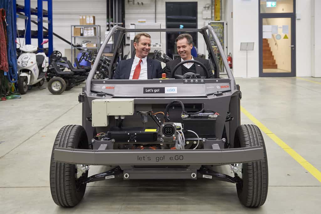 Prof. Günther Schuh (l.), CEO der E.Go Mobile AG, und Dr. Markus Heyn, Geschäftsführer der Robert Bosch GmbH, im fahrfertigen Chassis des Life.