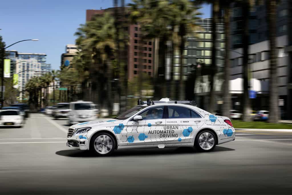 Daimler und Bosch wollen mit der Mercedes-Benz S-Klasse im kalifornischen San José einen vollautomatisierten und fahrerlosen Mitfahrservice testen.