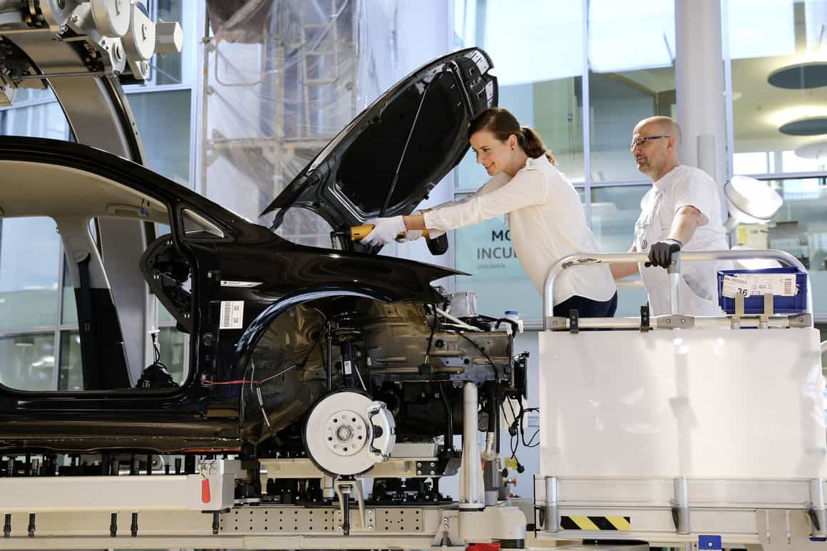 Für 390 Euro können Käufer ihren E-Golf in der Gläsernen Manufaktur in Dresden mit bauen