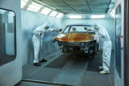Bei einem Einzelstück wie dem ŠKODA MOUNTIAQ wird jeder Arbeitsschritt wie hier das Lackieren mit dem Farbton Orange Sunset von Hand erledigt.