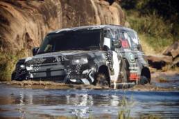 Die Tier- und Naturschutzorganisation Tusk nutzt im kenianischen Borama-Reservat einen noch getarnten Land Rover Defender für die Arbeit.