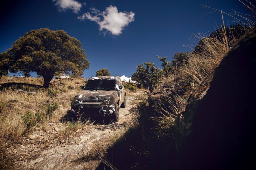 Die Tier- und Naturschutzorganisation Tusk nutzt im kenianischen Borama-Reservat einen noch getarnten Land Rover Defender für die Arbeit.