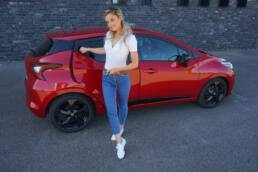 Frauen stehen beim Neuwagen auf Rot und Blau 1 Nissan Micra N-Sport, Nina Weizenecker