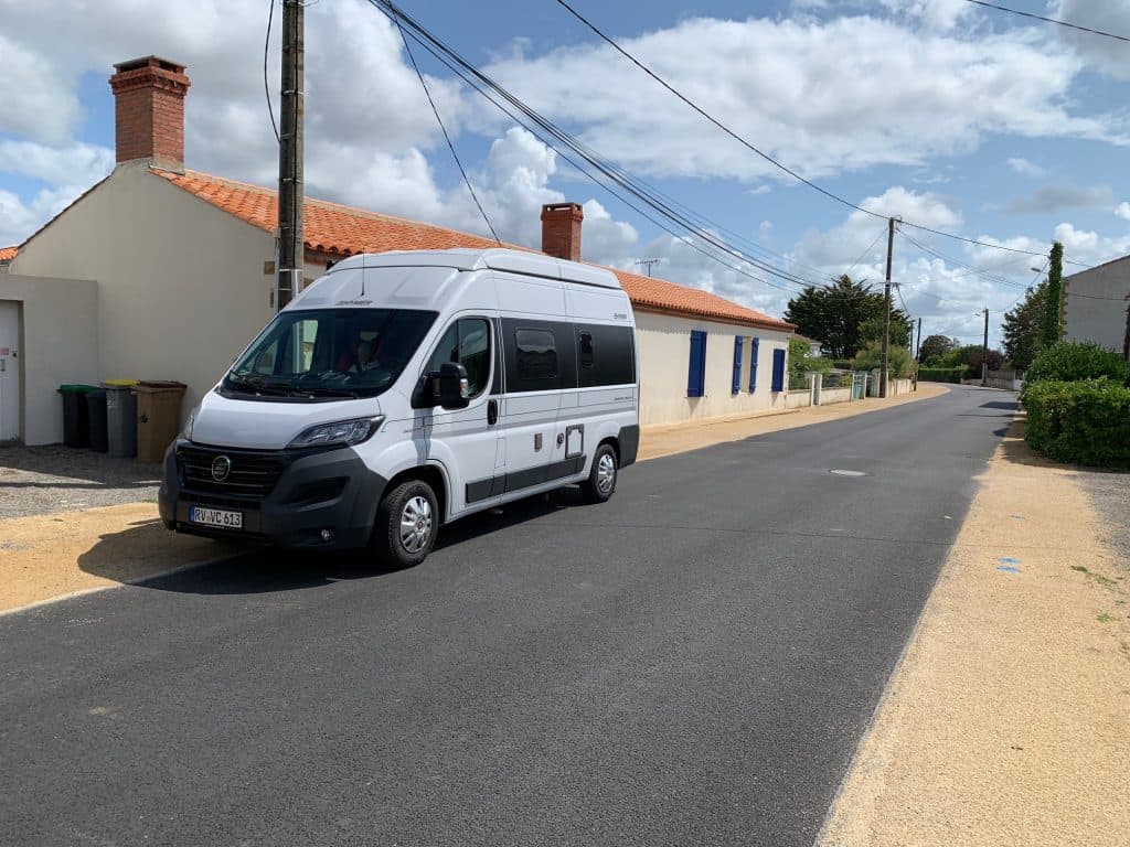 Vier auf Tour mit dem Hymercar Ayers Rock