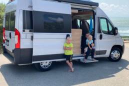 Vier auf Tour mit dem Hymercar Ayers Rock