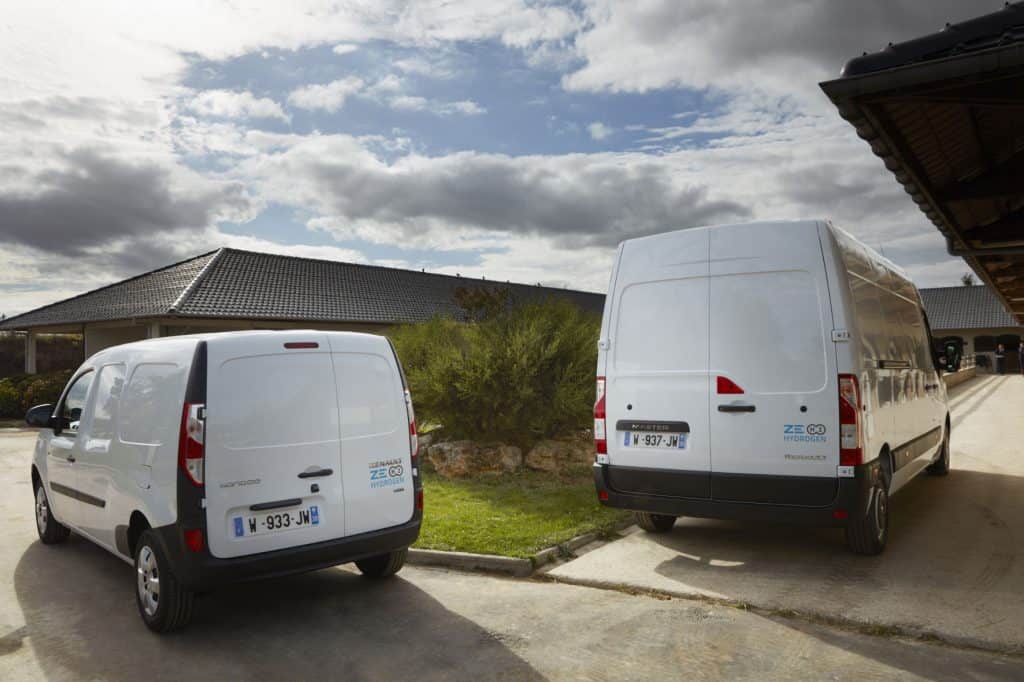 Die Zwei von der Wasserstoff-Tankstelle: Renault Kangoo (links)und Master Z.E. Hydrogen.