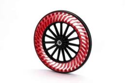 Bridgestone wird erstmals auf der CES 2020 in Las Vegas (07. - 10.01.2020) präsent sein. Im Rahmen des interaktiven Messeauftritts stellt das japanische Hightech-Unternehmen eine Reihe von Mobilitätslösungen vor. Das Unternehmen präsentiert Air-Free-Reifen einschließlich der Konzepte für individuelle Mobilität und kommerzielle Flottenanwendungen. Das Konstruktionsprinzip macht das Befüllen der Reifen mit Luft sowie eine regelmäßige Wartung überflüssig. Darüber hinaus stellt Bridgestone eine luftlose, elastische Reifen- und Speichenlösung für einen Mondrover vor, der derzeit für eine internationale Raumfahrtmission entwickelt wird. Auf der CES zeigt Bridgestone, wie seine digitale Zwillings- und vernetzte Reifentechnologie genutzt werden können. Sie sollen präzise und verwertbare Vorhersagen bezüglich des Reifenzustands und der Fahrbahnoberfläche liefern. Auf der Messe in Las Vegas können Endverbraucher eine Simulation der Plattform Webfleet Solutions entdecken, und verfolgen, wie Telematik ein vernetztes Fahrzeugsystem antreibt. (ampnet