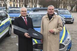 Polizei in Sachsen-Anhalt mit Ford S-MAX auf Streife 52 Ford übergibt 47 S-MAX-Funkstreifenwagen an das Land Sachsen-An