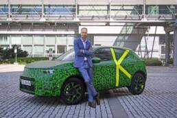 Michael-Lohscheller-mit-dem-neuen-Opel-Mokka-