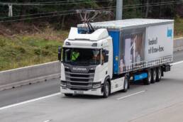 Scania hängt sich an die Leitung 3 Scania Oberleitungs-Lkw.