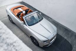 Aus vier mach zwei: Mit geöffnetem Dach wird das viersitzige Drophead-Coupe zum zweisitzigen Roadster.