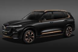 Vinfast President – Luxus auf Vietnamesisch 9 Auf dem Pariser Autosalon vor zwei Jahren zeigte sich Vinfast das erste Mal auf europäischem Boden. Vietnams erster Autohersteller peilt für nächstes Jahr aber zunächst den Markteintritt in den USA an. Vielleicht deshalb präsentierte das Unternehmen nun ein limitiertes Luxus-SUV namens President. 500 Stück sollen gebaut werden. Der Motor dürfte ganz nach dem Geschmack der Amerikaner sein: Unter der Haube steckt ein 6,2-Liter-V8 mit 420 PS (309 kW) und 624 Newtonmetern Drehmoment. Der Vinfast President hat Allradantrieb, eine Acht-Stufen-Automatik, spurtet in unter sieben Sekunden auf Tempo 100 und erreicht fast 300 km/h Höchstgeschwindigkeit. Das Design stammt von Pininfarina, das Getriebe steuert ZF bei. Das Unternehmen aus Friedrichshafen hat im vergangenen Jahr eigens ein Werk auf dem Gelände von Vinfast errichtet. wo Fahrwerkskomponenten hergestellt werden. Dem klassischen US-Motorenkonzept und dem geplanten Markteinstieg dort zum Trotz: Verkauft werden soll der President ausschließlich in Vietnam für umgerechnet rund 140.000 Euro. Dieser Preis gilt aber nur für die ersten 100 Käufer. Die anderen 400 Kunden müssen knapp 169.000 Euro bezahlen. (ampnet/jri)