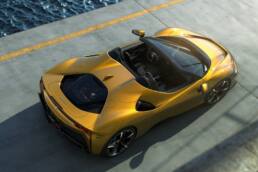 Der Ferrari SF 90 öffnet sich