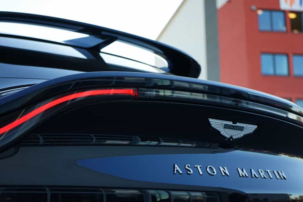 Erstes Aston Martin SUV mit AMG-Power