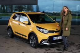 Technische Daten: KIA Picanto X-Line (Modelljahr 2021 Motor: 1,2 Liter AMT Leistung: 84 PS Max. Drehmoment: 122 Nm bei 4.000 U/min, Vmax: 173 km/h Beschleunigung: 0-100 km/h: 12 s, Farbe: Honey Bee Yellow Metallic Verbrauch: 4,9 l / 100 km Antrieb: Frontantrieb Leergewicht: 1.034 kg NEFZ-Verbrauch: 4.6 l/100 km CO2-Ausstoss: 107 g/km WLTP-Verbrauch: 5.30 l/100 km CO2-Ausstoss: 134 g/km Ausstattungslinie: X-Line Preise: ab 17.692 Euro Aufpreis Metalliclackierung: 477 Euro Gesamtpreis Testfahrzeug: 18.170 Euro
