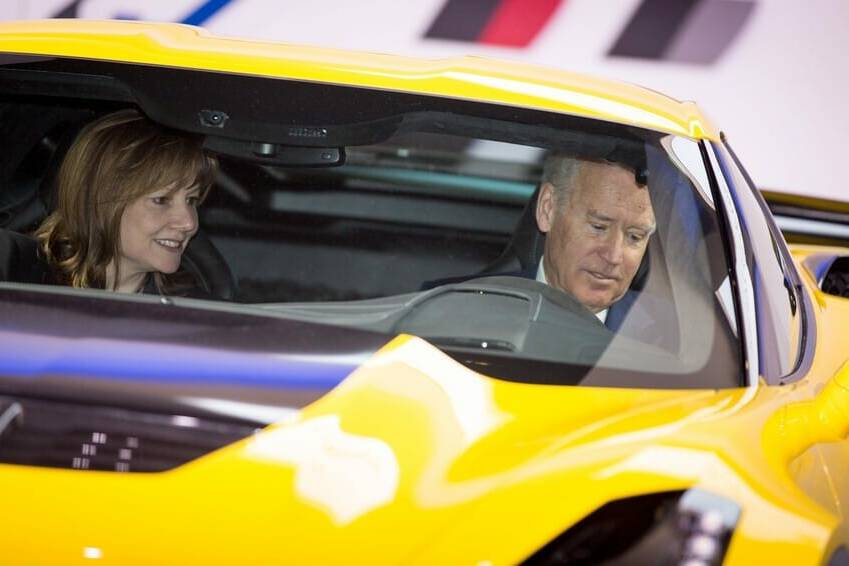 Joe Biden und GM-Chefin Mary Barra in einer Corvette Z06.
