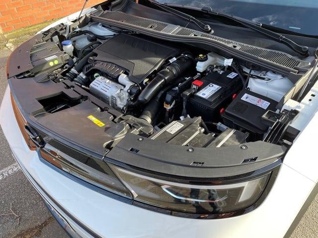 Opel Mokka 1.2 Turbo (2021) - Neues SUV mit lebendigem 3-Zylinder-Benziner, Motorraum