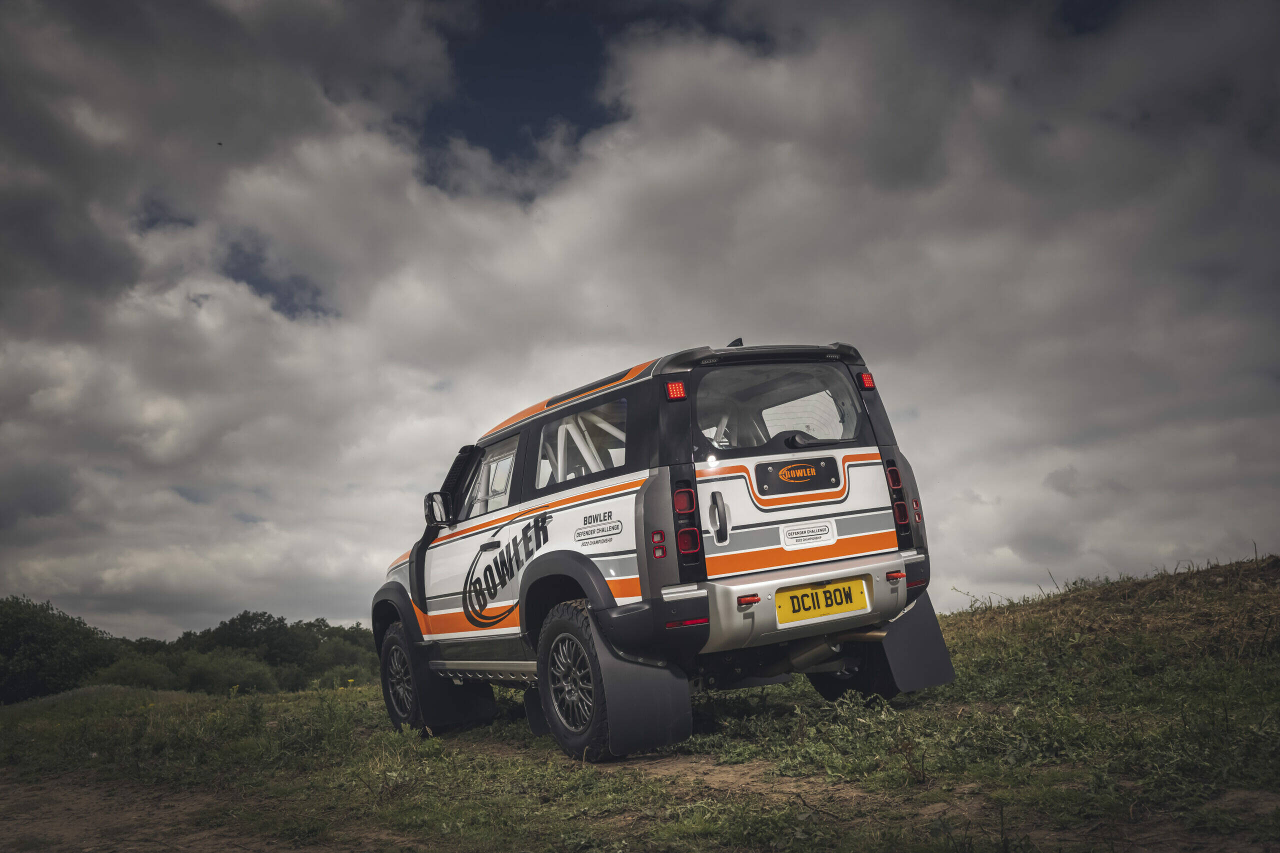 Der Land Rover Defender startet in den Rallyesport