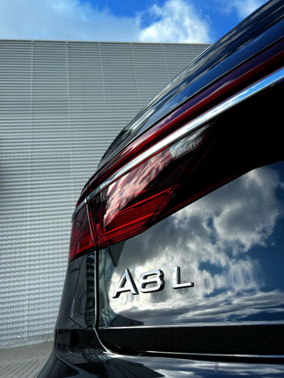 Audi A8 L (2022) –  ...nur Fliegen ist schöner