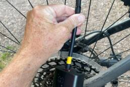 Diese kleine Akku-Luftpumpe sorgt für den richtigen Luftdruck bei Fahrrad-, Motorrad- und Autoreifen 2 Mini-Akku-Luftpumpe ZX8200 AGT