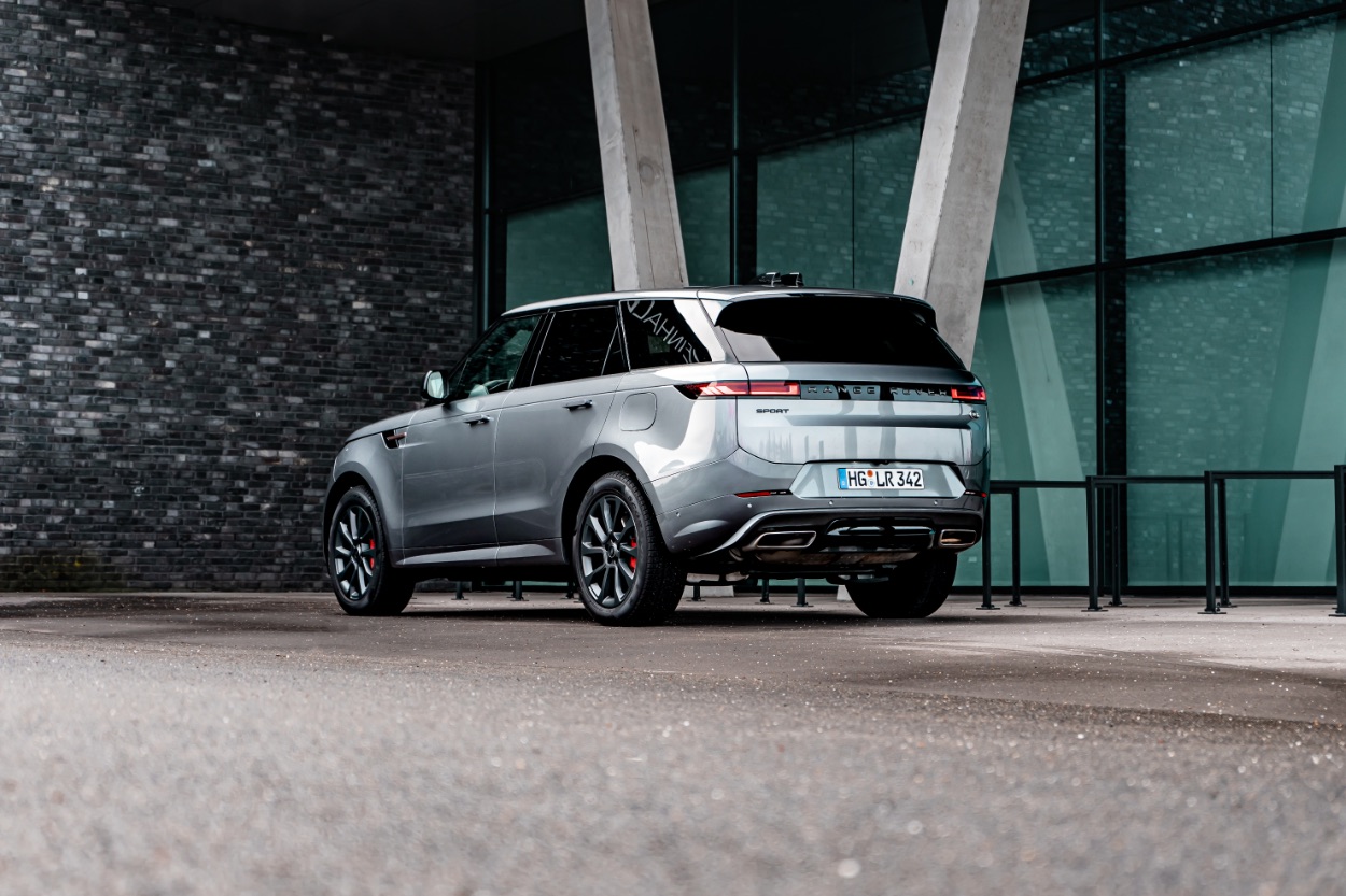 RANGE ROVER SPORT (2023) Plug-in Hybrid: the Power of Luxury