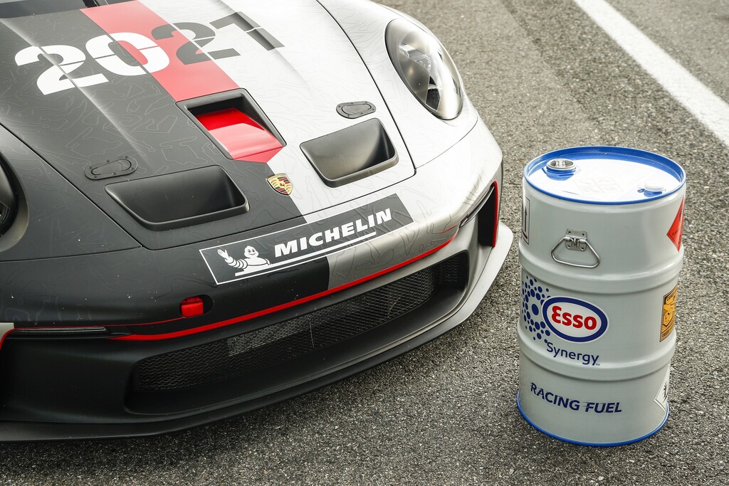 Porsche und auch Toyota erproben e-Fuels bereits im Motrosport.