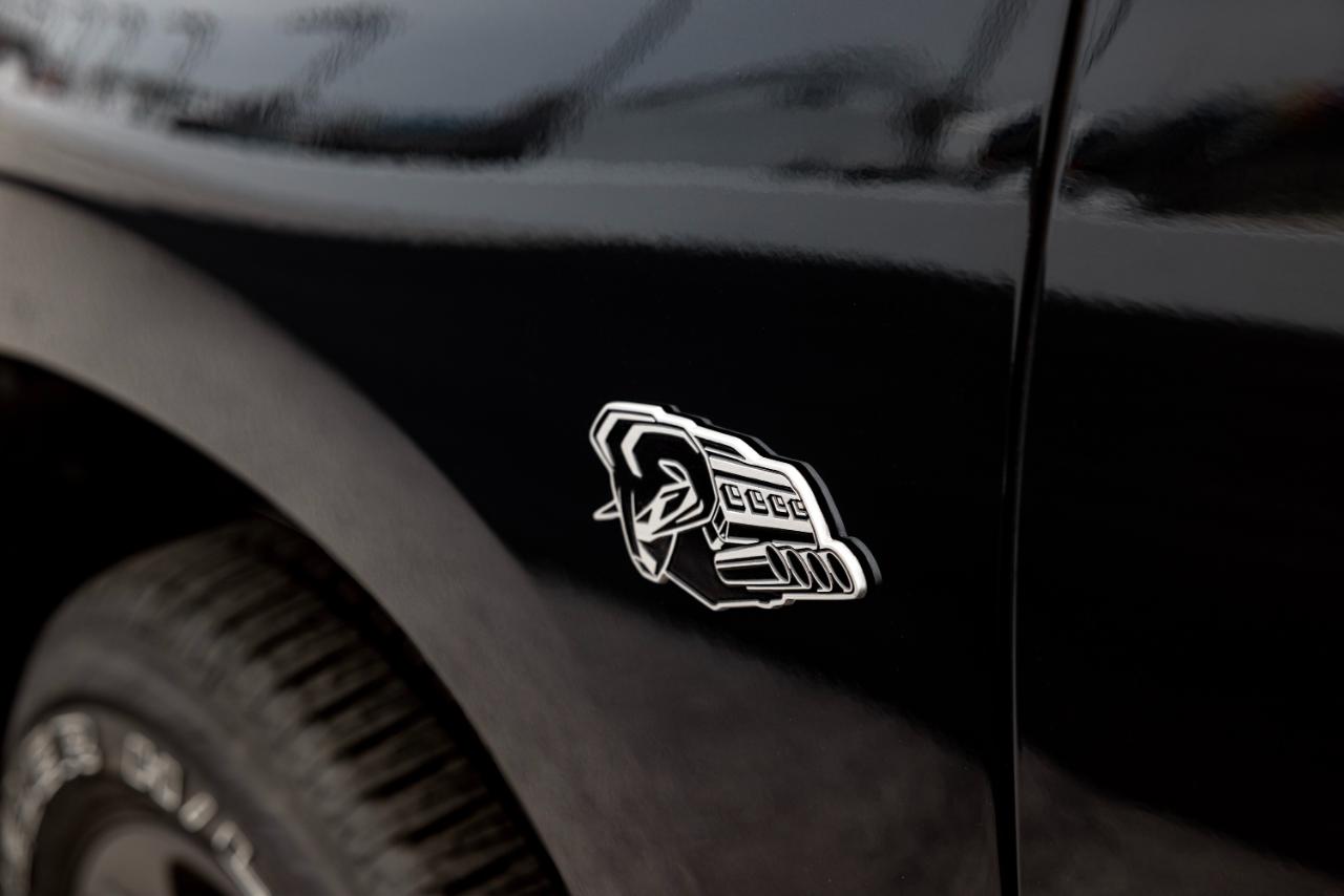 Jeder Hemi-betriebene Ram 1500 aus dem Modelljahr 2026 erhält ein neues, auf dem Kotflügel montiertes „Symbol of Protest Badge“, entworfen vom Ram Designer-Team