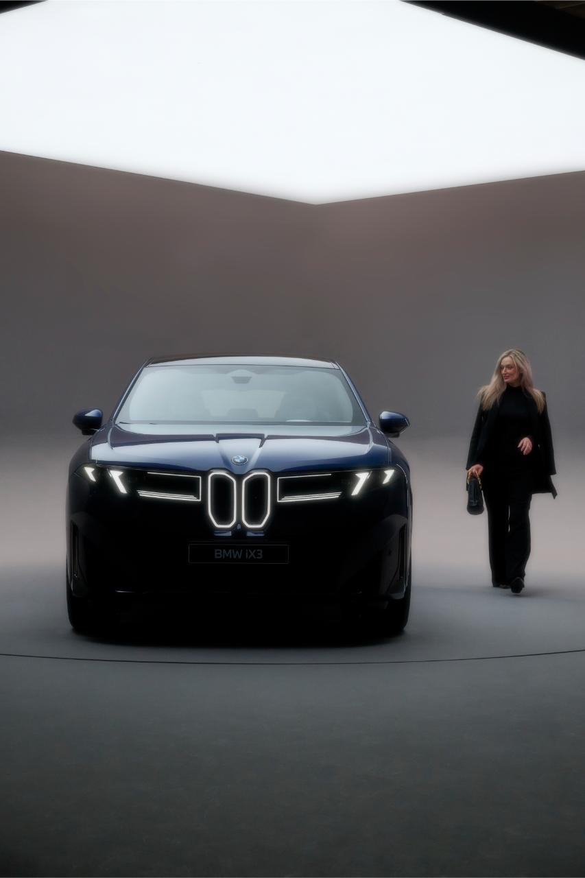 BMW iX3 – Die neue Klasse startet durch, Front + NinaCarMaria
