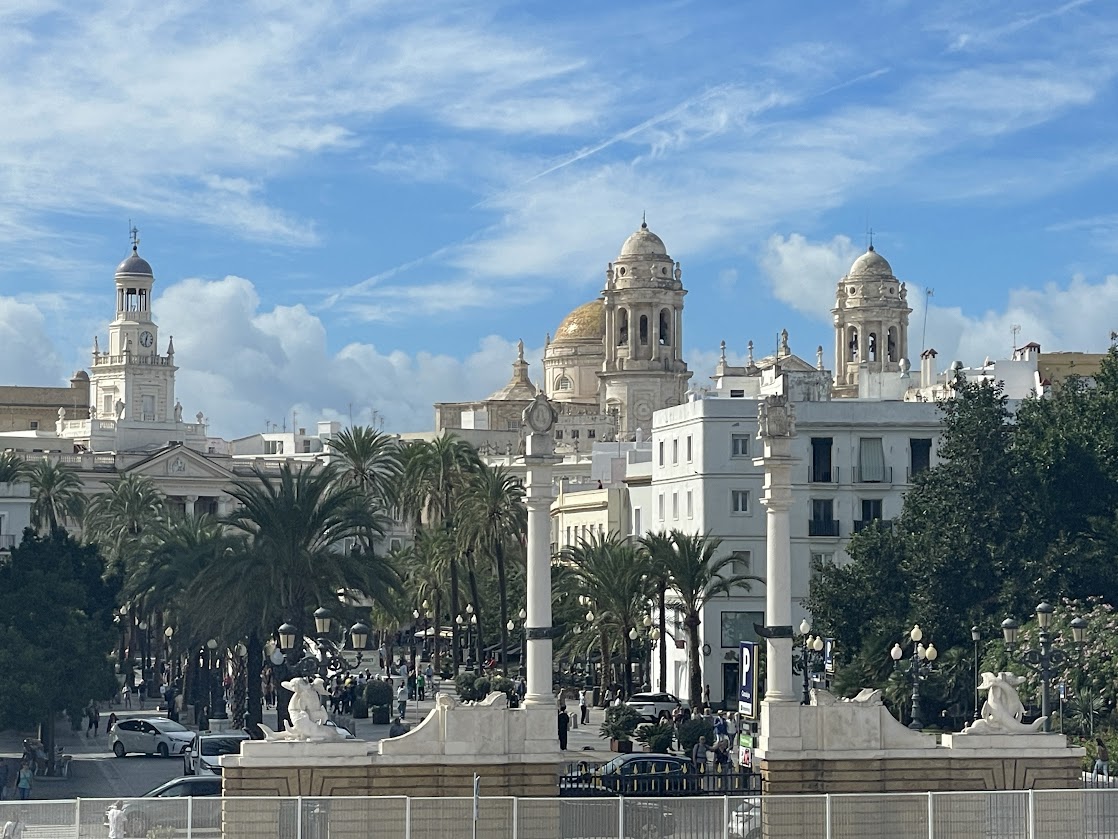 Die Kuppel der Kathedrale von Cadiz glänzt im Sonnenlicht, als die Sea Cloud Spirit ihren Hafen findet. Foto Solveig Grewe
