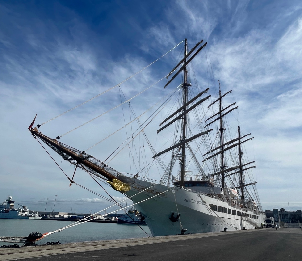 Mit einer Länge von 138 Metern, einer Breite von 17 Metern und 4.100 Quadratmetern Segelfläche ist die 2021 gebaute Sea Cloud Spirit ein moderner Großsegler. Foto: Solveig Grewe 